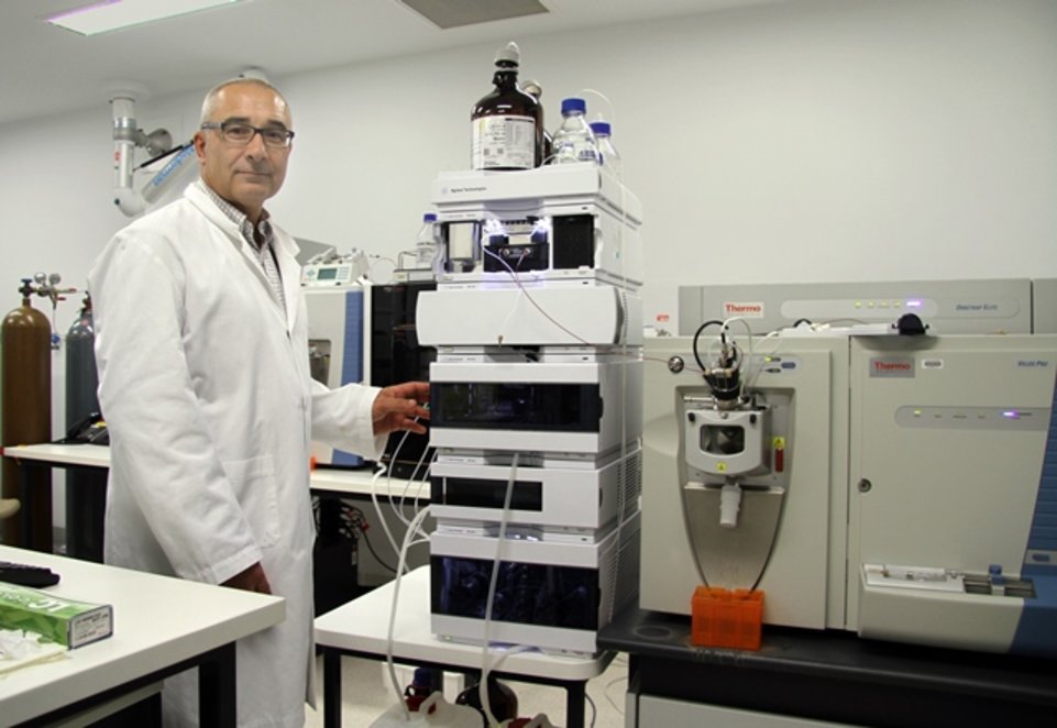 Colin Eady with akaloid analyser at AgriBio Melbourne Colin Eady with akaloid analyser at AgriBio Melbourne