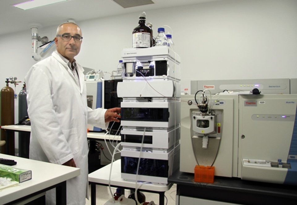 Colin Eady with akaloid analyser at AgriBio Melbourne